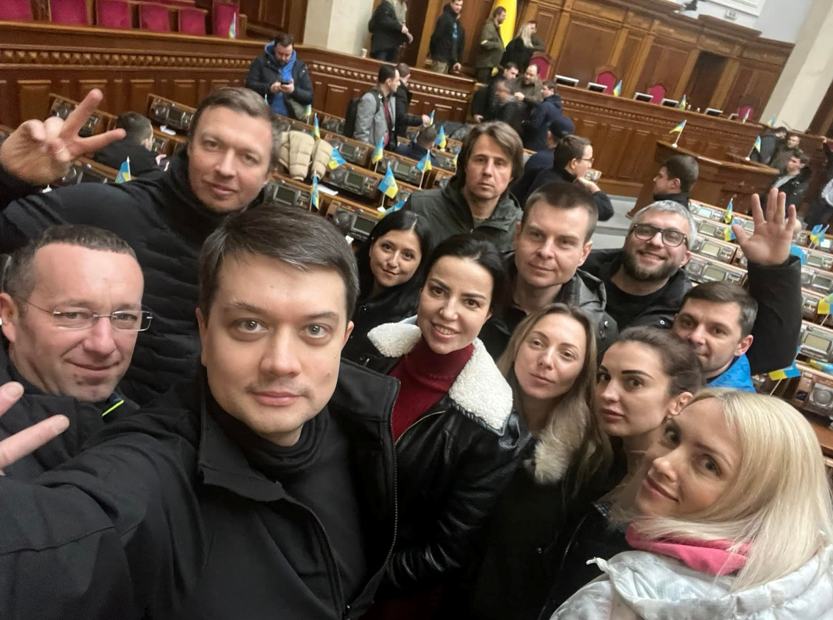 Дмитро Разумков разом із членами МФО «Розумна політика» на засіданні парламент 3 березня (Фото: Facebook)