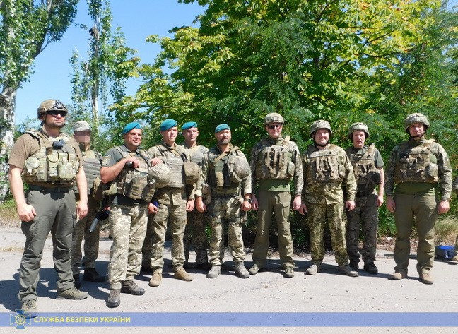 Іван Баканов з колегами під час інспекції розведення військ на Донбасі