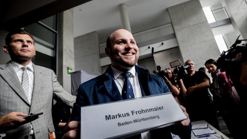 Депутат німецького Бундестагу від AfD Маркус Фронмайєр змушений був звільнити свого радника, якого підозрюють в організації теракту в Україні