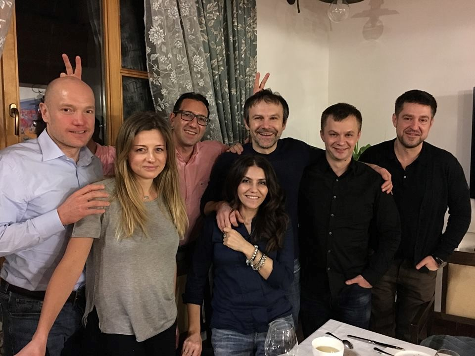 Томаш і Наталя Фіали, Вакарчук з дружиною Лялею Фонарьовою, Тимофієм Міловановим та його колегами з Vox Ukraine (аналітична платформа)