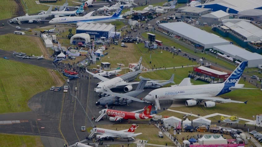 Авіасалон Farnborough – одна з найбільших у світі виставок авіації і авіаційного устаткування. Вона проводиться раз на два роки у передмісті Лондона. На виставці світові авіаконцерни демонструють свої розробки та інновації в комерційному, цивільному і військовому авіабудуванні