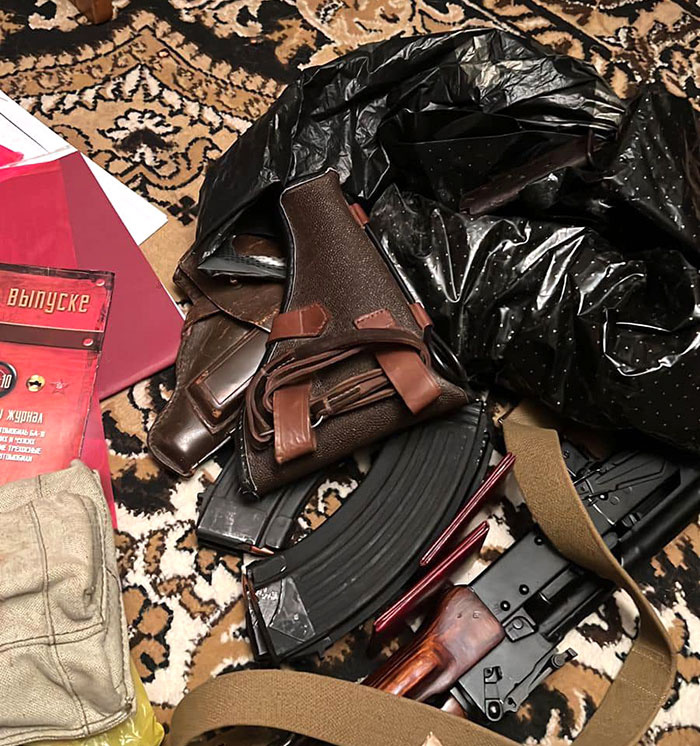 Зброя та боєприпаси, знайдані у помешканні обвинуваченого. Фото: з сайту Офісу генпрокурора