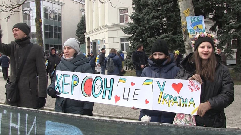 Жителі Херсона вийшли на мітинг проти російської окупації (фото з відкритих джерел)