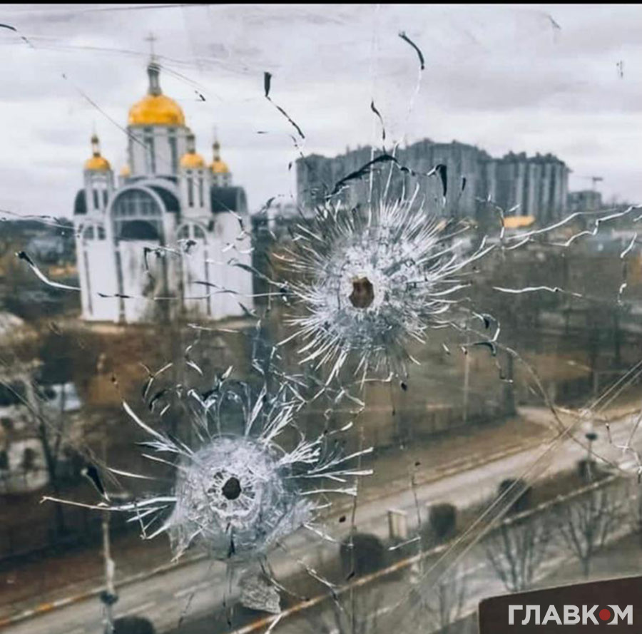 Наслідки обстрілу росіянами багатоповерхівки у Бучі