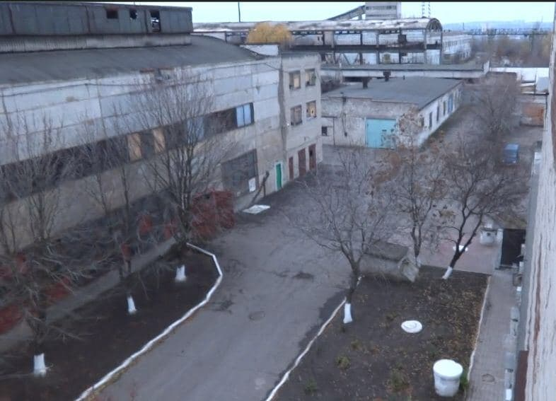 Територія колишнього заводу «Ізоляція», де працює підпільна в'язниця. Фото з телеграм-каналу «Донецький тракторист».