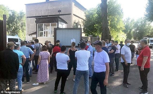 Очередь возле морга в Алматы - родственники пришли за телами умерших от пневмонии