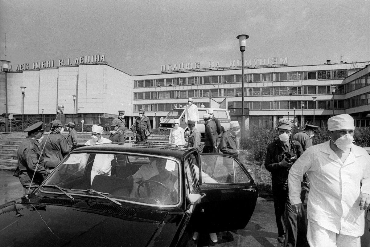 Участники ликвидации аварии на ЧАЭС возле административного корпуса станции в мае 1986 года  Фото: Василий Пьясецкий/УНИАН